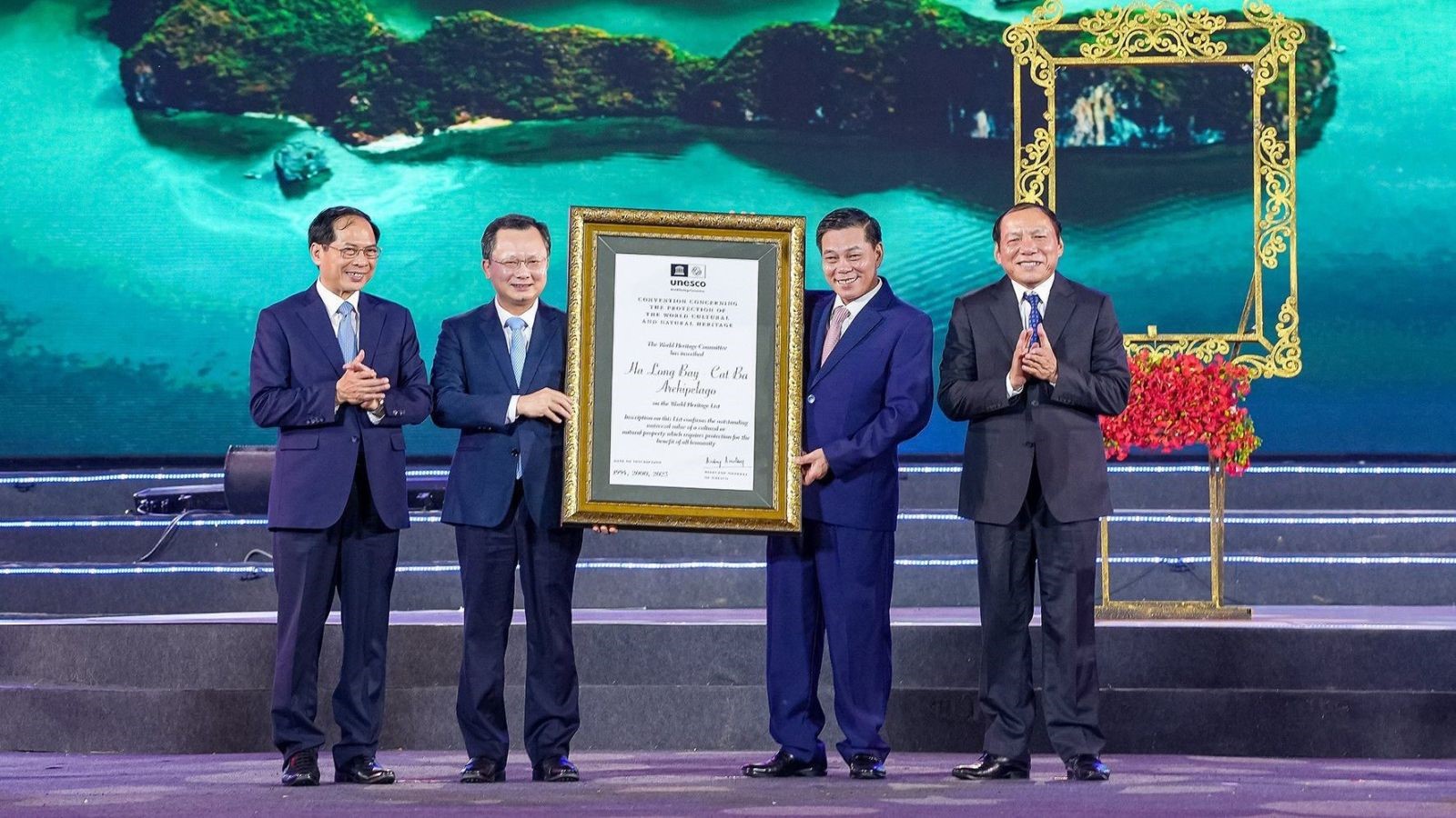 Lễ đón Bằng Công Nhận Di Sản Thiên Nhiên Thế Giới Vịnh Hạ Long Quần đảo Cát Bà